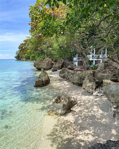 Hayahay Beach Resort .